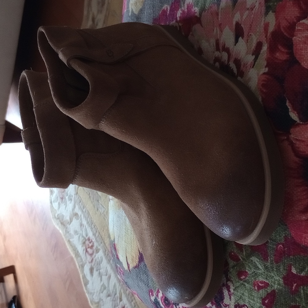 Ugg Josephine Suede Tan Cuff. Excellent Condition. Worn 1x